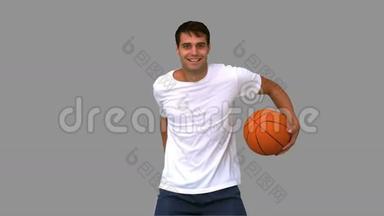 一个人在灰屏上打篮球，运球